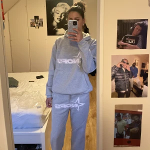 Grå NOFS tracksuit - Jag säljer för att byxorna är för korta på mig. Jag är 170cm lång. 
