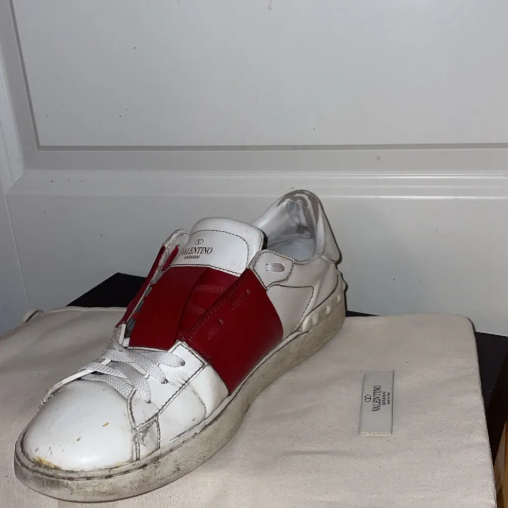 Säljer nu mina valentino garavani red Open sneakers dom är väll använda så skicket är inte det bästa 6/10 dom är köpta på kaspersheat mer info och funderingar bara att skriva . Skor.