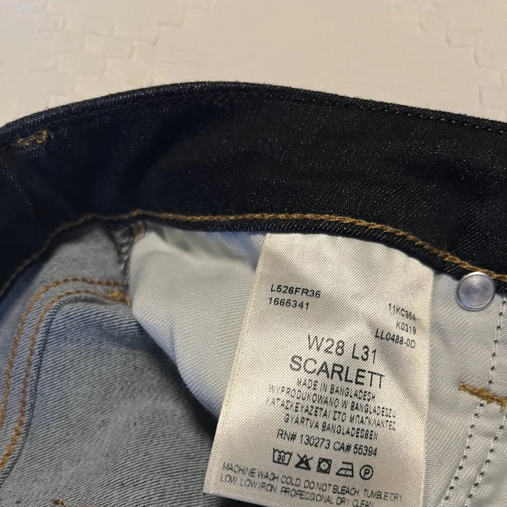 Säljer Lee-jeans, modell Scarlett, mörkblå, storlek W28 L31. Använda 2 gånger.. Jeans & Byxor.