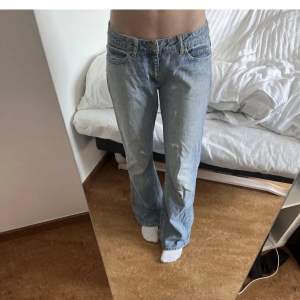 Jättefina jeans från Vila, köpta här på plick (inte mina bilder) men kommer tyvärr aldrig till användning! Dock så har jeansen en del vita fläckar, men skriv för fler bilder på defekterna 🥰midjemått 84 cm, innerbenslängd 79 cm