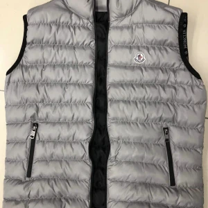 Moncler väst  - helt oanvänd