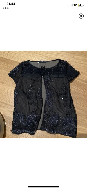 Topp - Svart Jättefin topp/blus i mycket bra skick. Superfina glittriga spetsdetaljer. Storlek s/m från twin-set simona barbieri made in italy. Skriv om frågor finns. Köptes för 1,5 månader sen men asleig använd