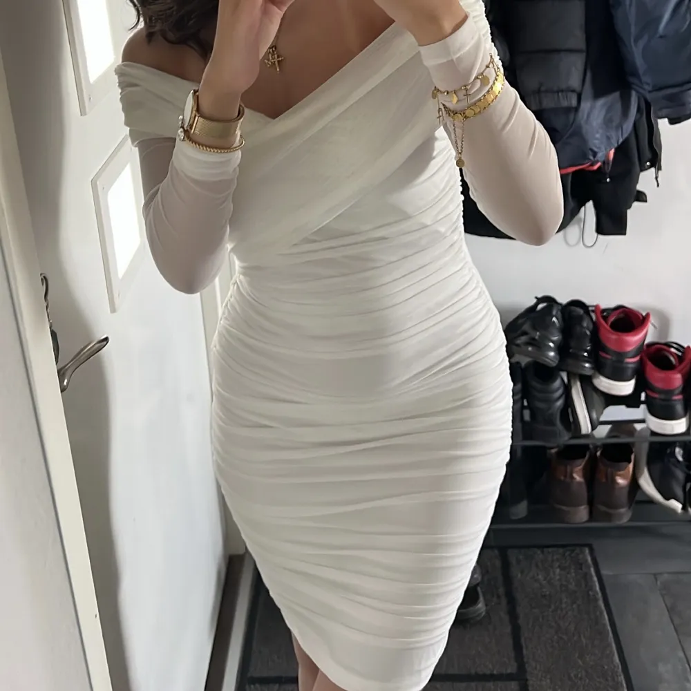 Säljer denna fina vita klänningen som är perfekt inför student. Klänningen är i storlek Xs. Endast använd i några timmar . Klänningar.
