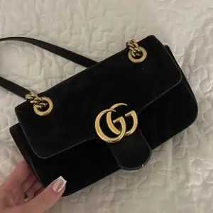 Säljer nu min Gucci GG Marmont black velvet väska, väskan är använd ytterst lite slitning på vissa ställen, men inga större skador eller repor.  Vid intresse kan fler bilder & videos skickas i chatten☺️