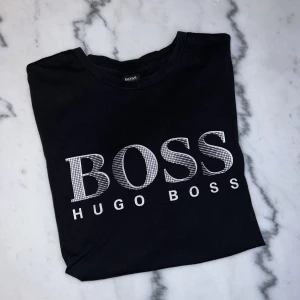 Boss - Hugo Boss T-shirt - Hugo Boss T-shirt med stor Boss loga.