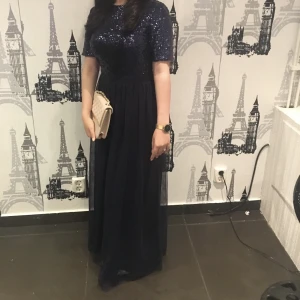 FestKlänning - Säljer min festklänning, går använda till bal/bröllop osv. Väldigt fin använd endast 1 gång. Från Nelly köpt för 700 säljer för 250