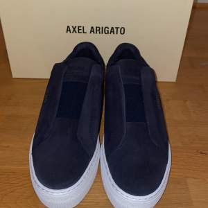Säljer ett par nya Axel Arigato Clean 360 laceless stlk 42. Skorna är helt nya, oanvända och i orginalförbackning.  Skick 10/10 Nypris 2650 https://axelarigato.com/men/footwear/clean-360/clean-360-laceless-28411 