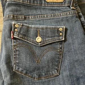 Low Rise jeans med snygga bakfickor   - Jeans från Levis, köptes för 700 och säljer för 600, ändvänds 1 gång ❤️