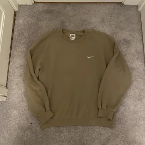 Vintage Nike sweater - Säljer denna vintage Nike sweatshirt då den inte kommer till användning. Den är i utmärkt skick! Pris kan diskuteras Av någon anledning så ser det ut som en röd fläck på fotot, vet inte vad som hände men den finns inte i verkligheten.