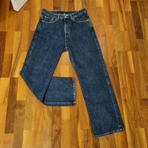 Weekday Rowe W30 L30 - Snygga jeans som knappt är använda. Skick 4/5. Nyprs 500
