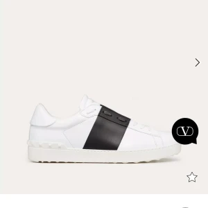 Valentino skor - Svarta valentino skor. Använda men ändå ett fint skick! Nypris 7000, mitt pris 1800💗