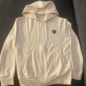 CDG PLAY Hoodie - Relativt ny, bra skick.  Använder inte längre så vill bli av med den.