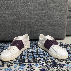 Valentino open  - Aubergine-färgade valentino ”open” i storlek 40. Bra skick och mycket kvar att ge. Nypris 7499, köp av mig för endast 2499 Dustbag finns men det är ett begränsat antal så va snabb! Hör av dig vid frågor eller funderingar mvh Liamsellout!🤝❤️
