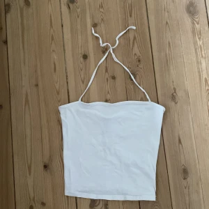 Vitt linne🤍 - Vitt linne med knytning bak🤍 Ett av banden är lite slitet men inget som syns. Fint skick annars. Pris kan diskuteras 💕