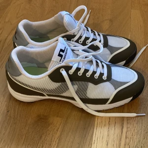 Vinterskor - Heltoanvänt,de är också vattenavvisande för att hålla dina fötter torra och bekväma i snö och slask.De har också en varm och mysig foder för extra komfort