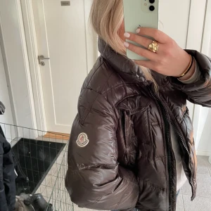 Moncler jacka - Mörkbrun äkta moncler jacka. Finns luva som man kan sätta på! Storlek 3 vilket är ungefär S/M💗