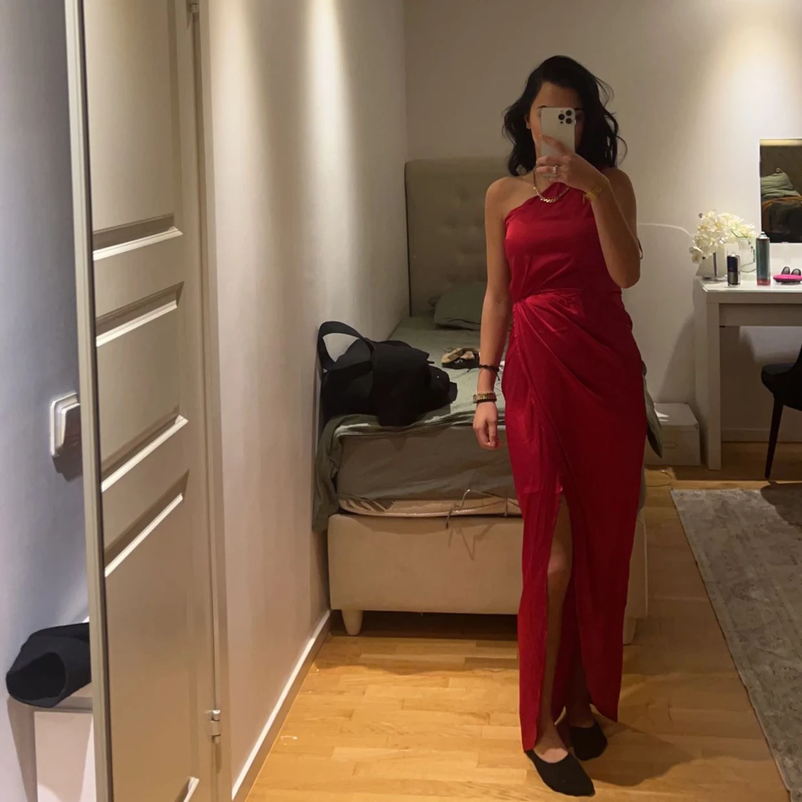 Röd satin klänning  - 90