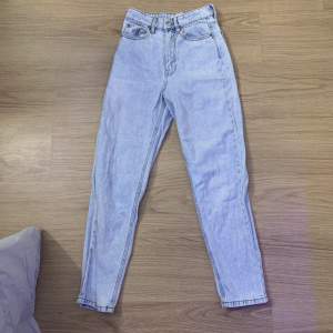 Säljer dessa blåa högmidjade jeans därav de inte kommer till användning, använd fåtal gånger och är i storlek xs