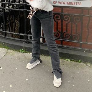 ZARA MIDWAIST JEANS SLITS - skitsnygga jeans från zara i fint skick, har tröttnat på dem så därför jag säljer, storlek 36 och väldigt långa 