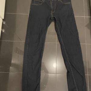 Tja Säljer nu mina Lee jeans inte använda mycket. Regualr fit. Strl W30 L32. Vid intresse kan mer bilder skickas. Köparen står för frakten. 
