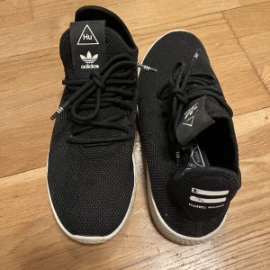 Dam sneakers Adidas strl 37 1/2 - Nyskick använd 1-2 ggr