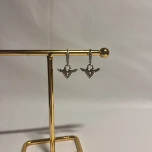 StilSthlm  - Väldigt fina örhängen! Finns i silver.  Köp för 89kr/st Eller 159kr/paret. Modell 120.  Smyckes ställningen finns även att köpa för 299kr!