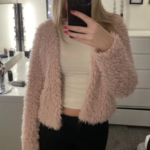 Pälsjacka  - Superfin och mysig pälsjacka (fake) som inte kommit till användning. Bara att skriva vid funderingar 💓💓  (säljer liknande i svart oxå)