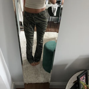 Zebra jeans - Sjukt coola gröna zebra jeans som tyvärr är försmå för mig🤩🤩