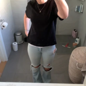 Jeans - Snygga jeans med hål! Jätte fin färg och jättelånga på mig som är 168🙏💓