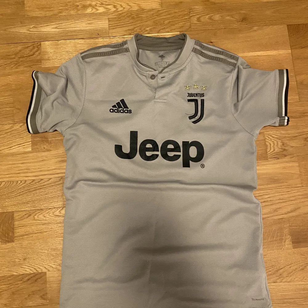 Juventus 2018/19 borta tröja  Säljer pga att den är för liten . T-shirts.