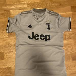 Juventus 2018/19 borta tröja  Säljer pga att den är för liten 