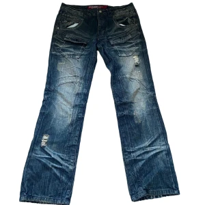 y2k jeans  - Jättecoola lågmidjade baggy jeans i bra skick. Tyvärr alderles för stora på mig:( färgen på sista bilden är ganska off pga ljuset  Innerbenslängd: 81 cm Midjemått mätt rakt över: 44 cm