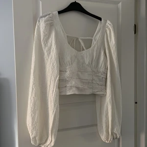 Nelly  - Topp från Nelly! Aldrig använd, är inte riktigt min stil. Det är storlek 36 men skulle säga att det passar 34  med! Skriv vid frågor eller intresse💖