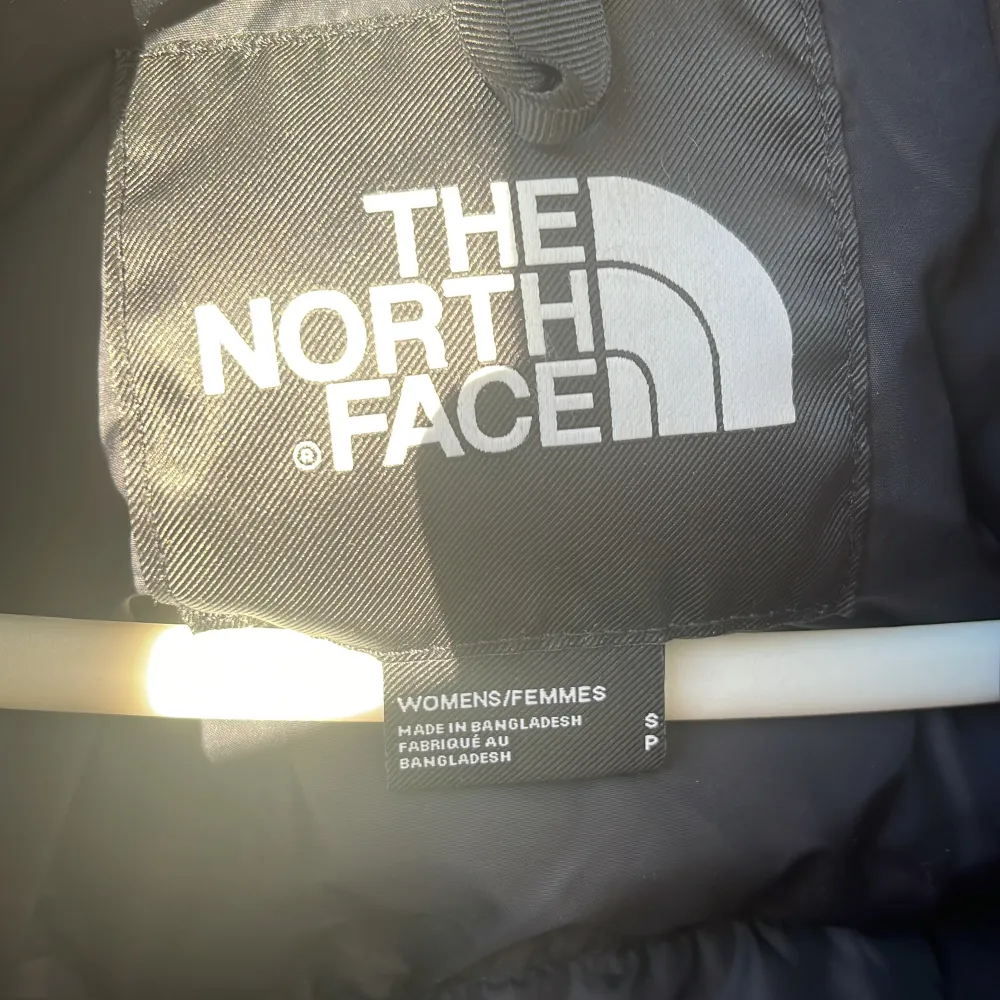 Säljer min north face pufferjacka, perfekt för vintern och kalla höstdagar!🍂☃️ Jackan har endast använts ett fåtal gånger så den är i mycket bra skick. Jackor.