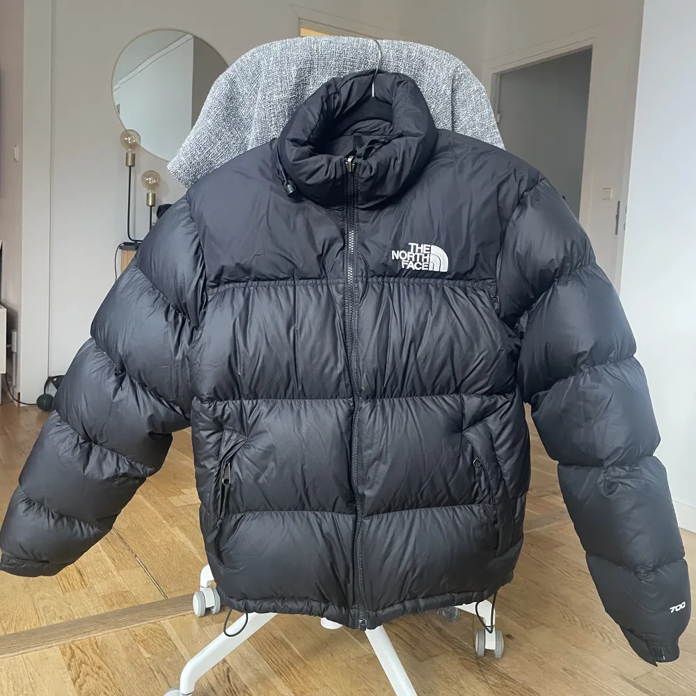 Svart north face vinterjacka (1996 retro nuptse jacket) i storlek S. Använd endast några gånger och därmed i väldigt gott skick. Hyfsat stor i storlek. . Jackor.