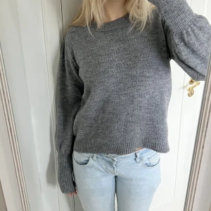 Grå stickad  - Grå stickad med lite puffaxlar