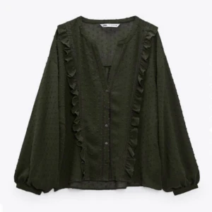 Blus - Säljer nu min så snygga och populära gröna blus från Zara. Endast använd två gånger så i bra skick!💚💚 Passar även S! 