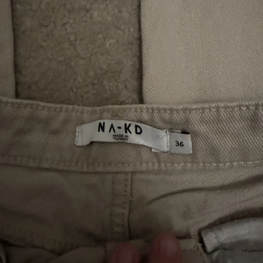 Ljusbruna / beige jeans från NA-KD i strl 36. Knappt använda. Säljs då de är för små och inte används längre :(. Jeans & Byxor.