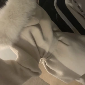 Kappa  - Fin kappa som jag ej andvänder längre , då den bara ligger i min garderob  Vid snabbäffar så kan priset diskuteras  Möts upp i Stockholm eller köparen står för frakten 💖