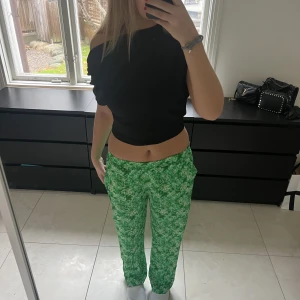 Byxor  - Så snygga byxor som är så mysiga och sköna! Säljer då den inte kommer till användning ❤️