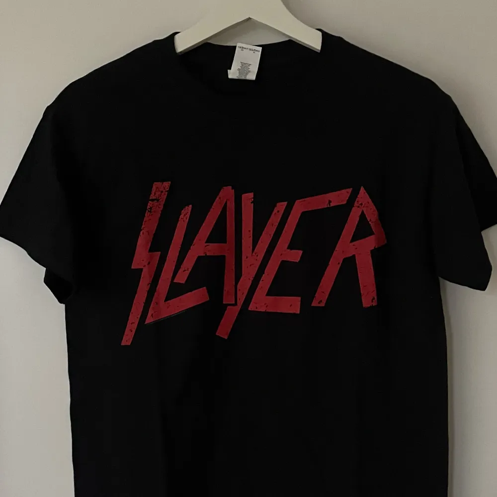 Slayer merch som aldrig har använts. Bättre att den kommer till nytta av någon annan. T-shirts.