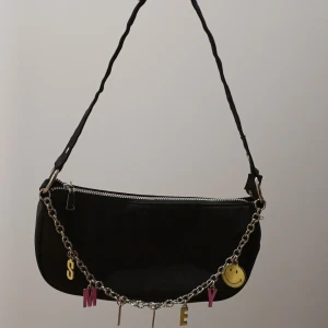 Smiley väska  - Svart,liten väska från smiley h&m