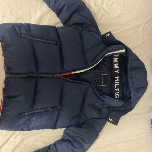 Jack -  Jättesnygg Tommy Hilfiger jacka använd en vinter är i hyfsat bra skick Den är i storlek xxs/xs Den är väldigt varm och perfekt till vintern  