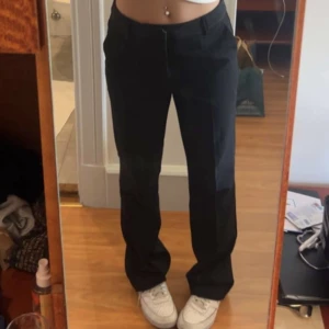 Kostymbyxor  - Jag säljer ett par randiga kostymbyxor från bik bok i storlek 38, säljer då jag inte använder dom jag är 165 och brukar ha storlek 36 men dessa är lite stora köpta för 500kr och är använda en gång säljer för 350 