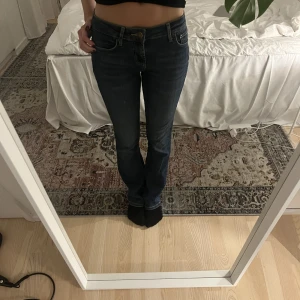 Lågmidjade jeans från Zara - Mycket bra skick  Midja: 34cm Innerbenslängd: 79cm Total längd: 102cm