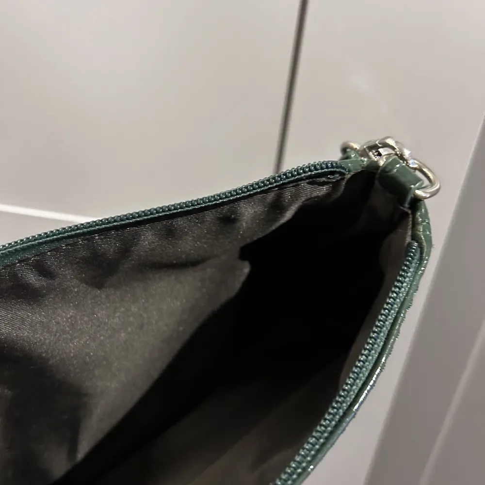 Superfin handväska i superfint skick! Har knappt använt den och nu kommer den inte längre till användning i min garderob.. Väskor.