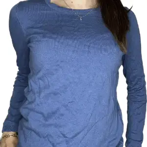 Fin tunnstickad blå tröja som aldrig är använd💕 den är från EDC och nypriset är 500kr🥰 använd gärna köp nu funktionen 💕 den är storlek S men liten i storleken 