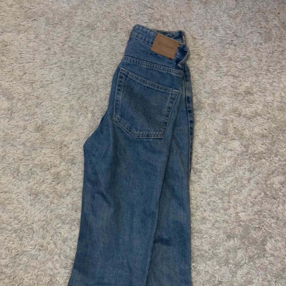 Blåa jeans i strl 25/30. I modellen Rowe. Varsamt använda. Jeans & Byxor.