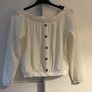 Vit blus - Söt vit blus från hm, storlek 134/140 men stor i storleken, skulle säga att det är som en s/xs. Använd sparsamt