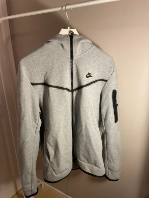 Nike techfleece - Säljer denna Nike tech då den inte kommer till användning längre. Skick: 8/10. Skriv dm vid frågor eller fler bilder.